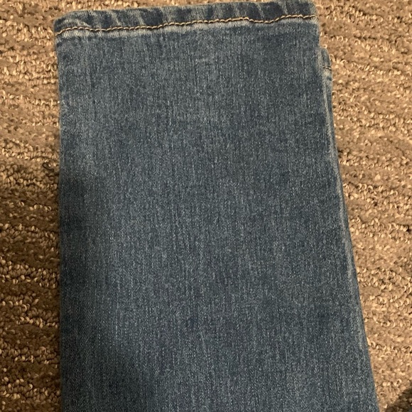 EUC Juniors Size 9 Distressed Jean Bee & Ceci Los Angeles Medium Wash - Picture 4 of 11